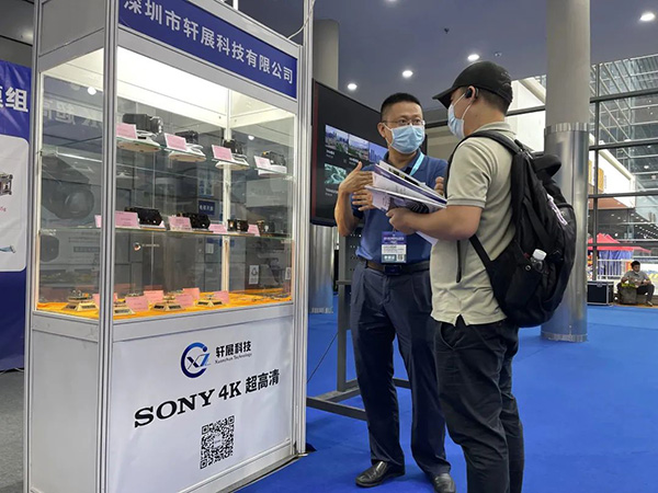 王工与展会咨询客户交谈