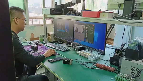 王工与海外客户视频会议，在线指导