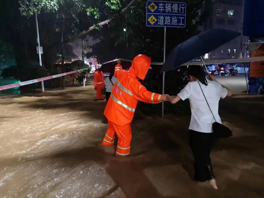 暴雨中引导被困人员到安全地点