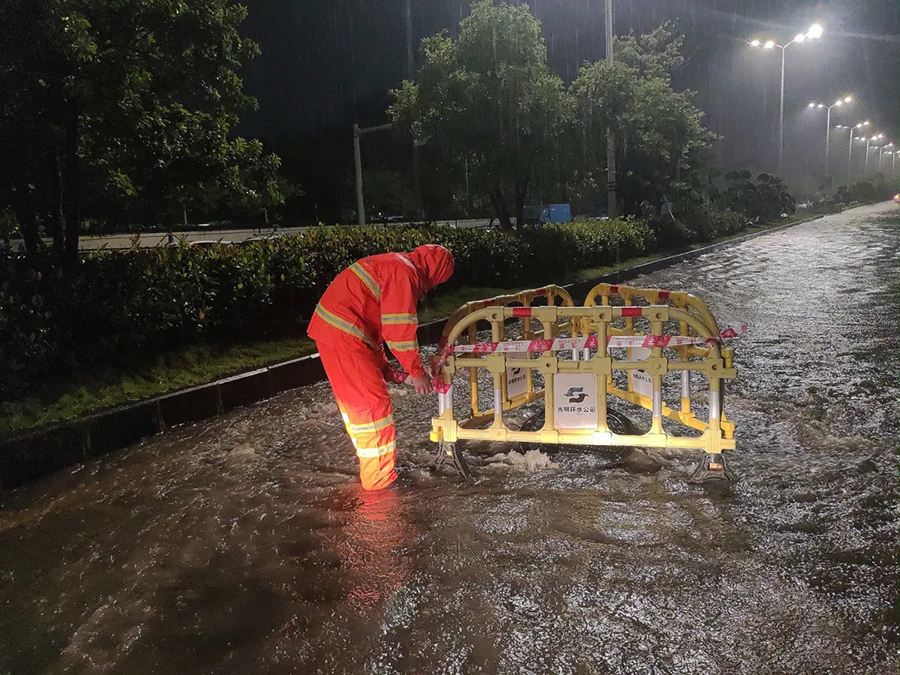 暴雨中的深圳人